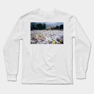 Flowers outside Kensington Palace (M245/0885) Long Sleeve T-Shirt